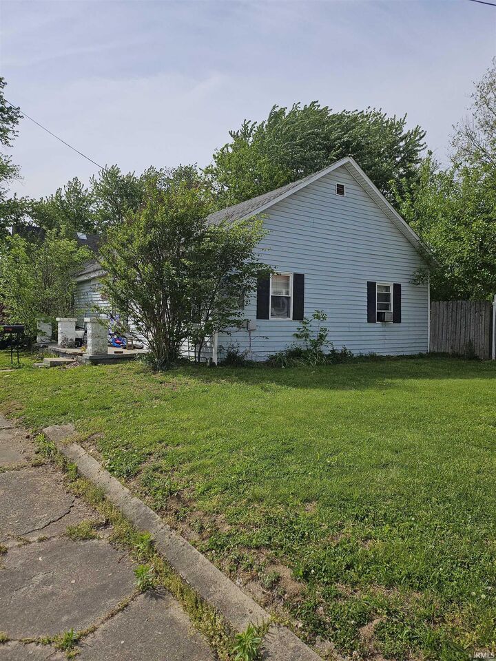 Property Photo:  526 E Emerson Street  IN 47670 