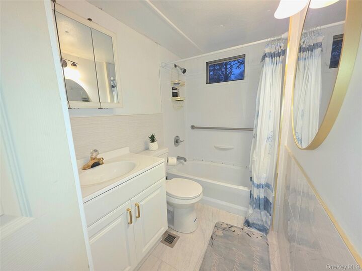 Property Photo:  525 Riverleigh Ave C7  NY 11901 