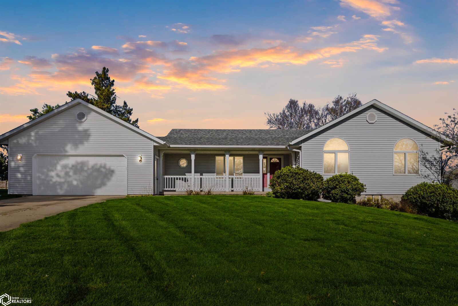 Property Photo:  2103 Wakefield Drive  IA 50158 