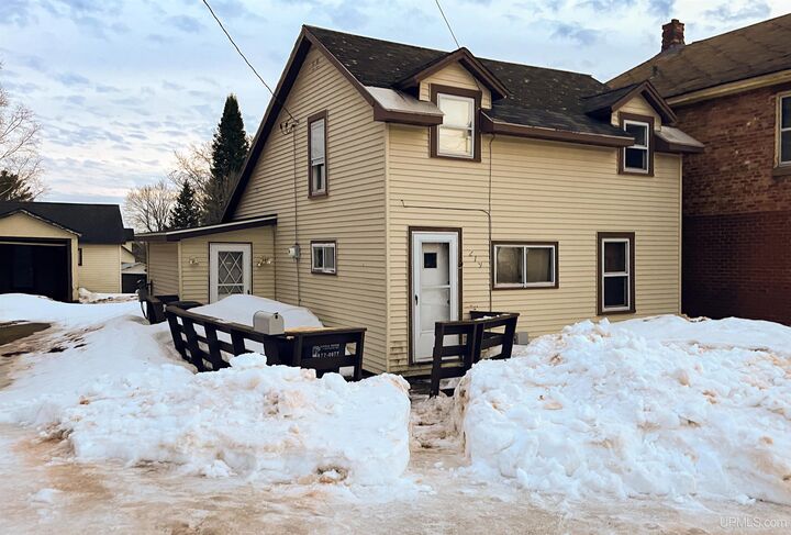 Property Photo:  219 E Bonnie Street  MI 49938 