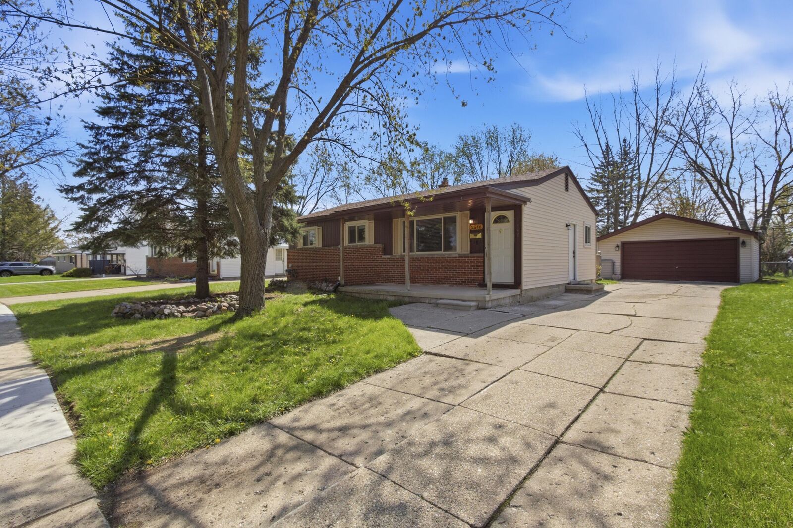Property Photo:  2546 Tarry Drive  MI 48310 
