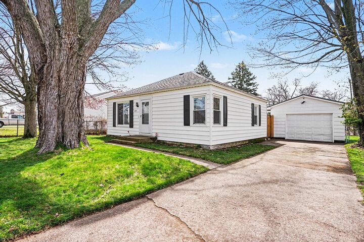 Property Photo:  2127 Leif Avenue  MI 49441 