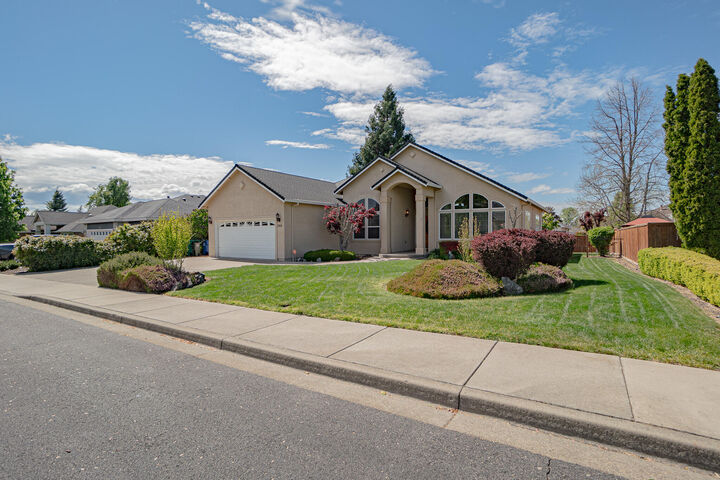 Property Photo:  160 Keystone Way  OR 97524 