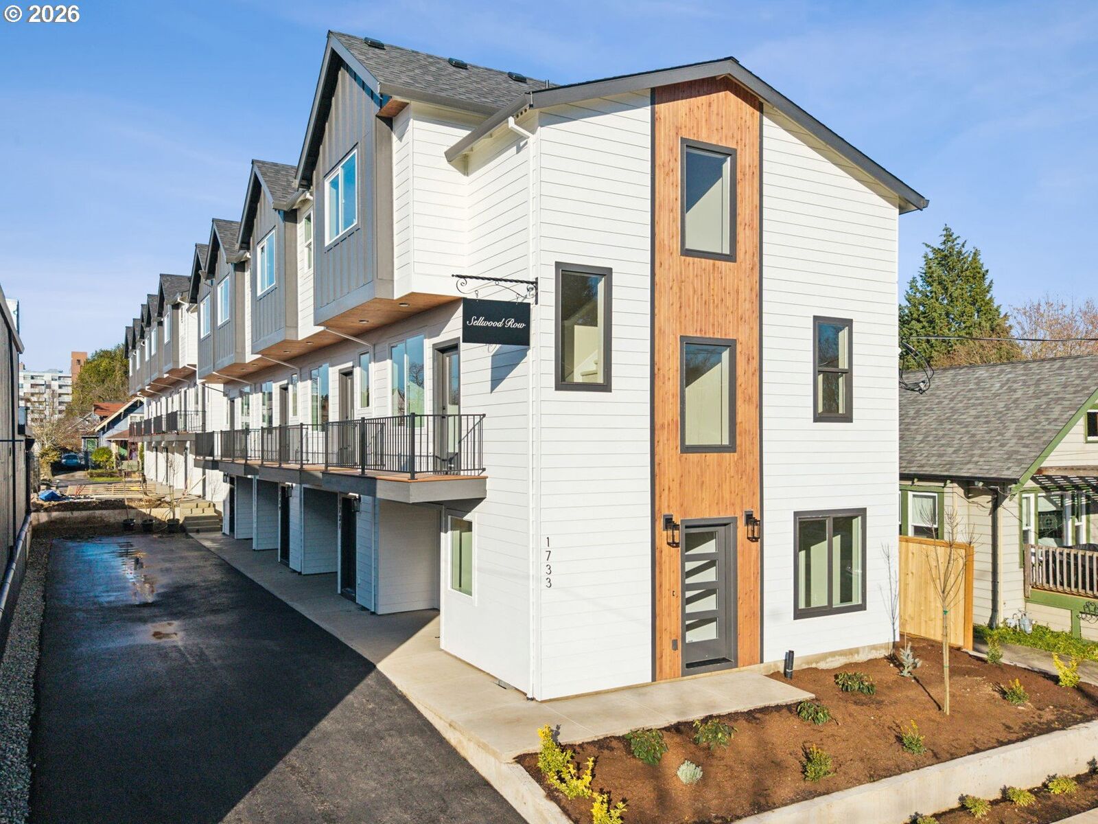 Property Photo: 1724 SE Sherrett St OR 97202