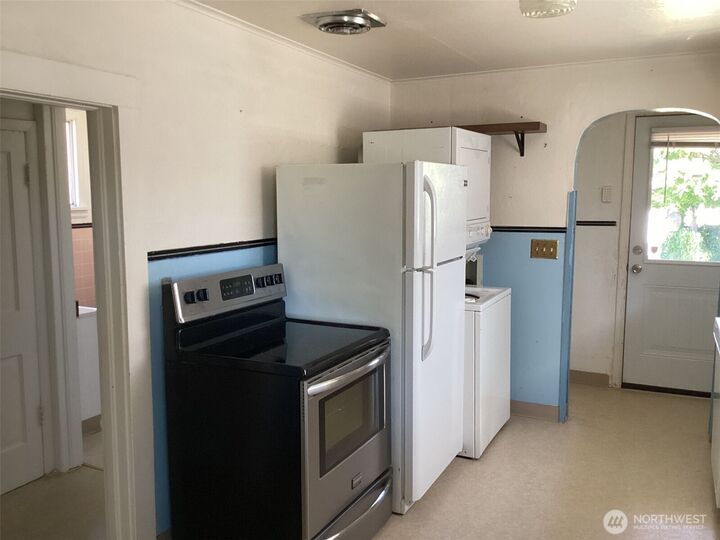Property Photo: 2219 Rockefeller Avenue A WA 98201