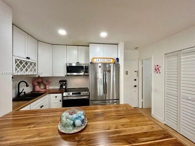 Property Photo:  1520 McKinley St 206E  FL 33020 