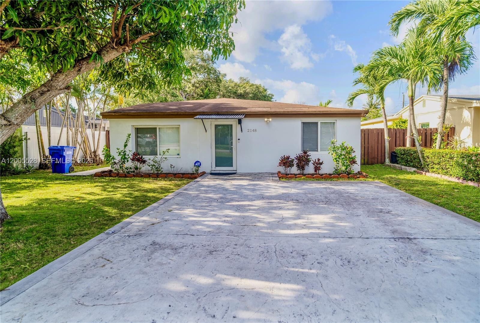 Property Photo:  2148 NE 181st St  FL 33162 