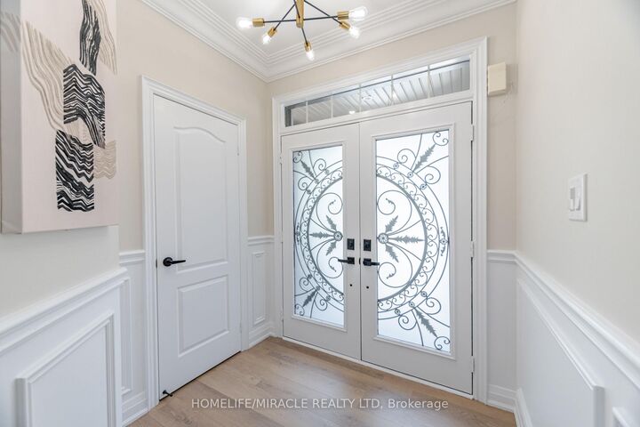 Property Photo: 28 Sussexvale Drive ON L6R 3S1