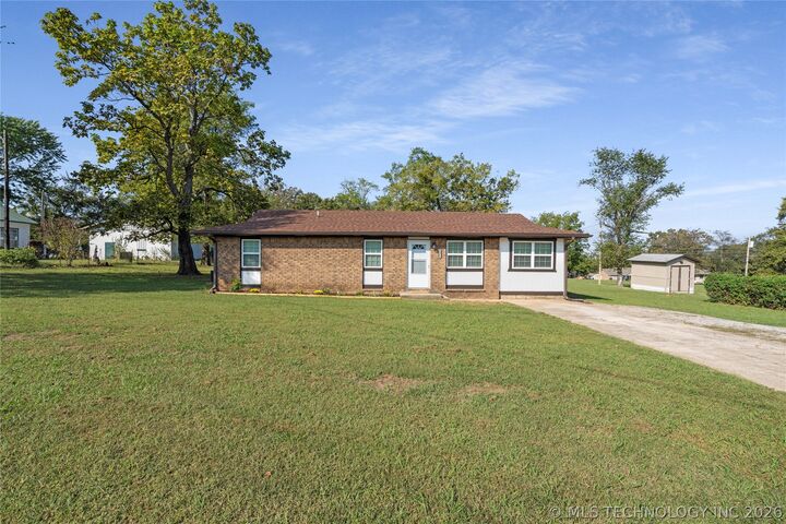 Property Photo:  1911 N Maple Street  OK 74955 