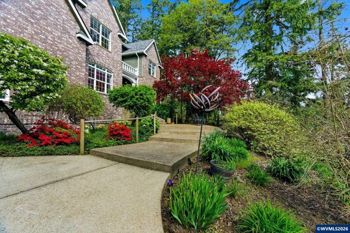 Property Photo:  462 Shannon Dr NW  OR 97321 