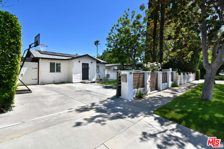 Property Photo:  5248 Lennox Ave  CA 91401 