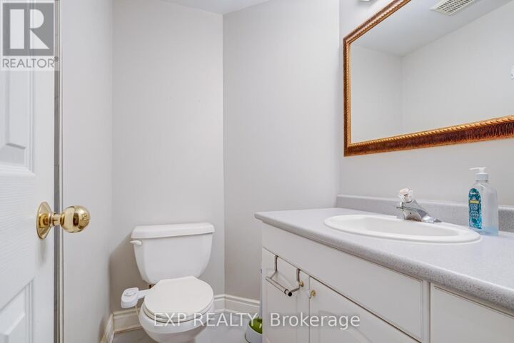 Property Photo:  3283 Bobwhite Mews  ON L5N 6G1 