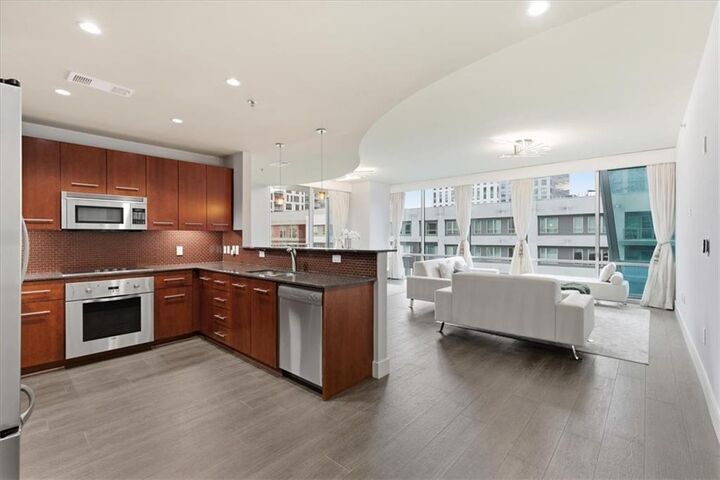 Property Photo:  20 10th Street NW 704  GA 30309 