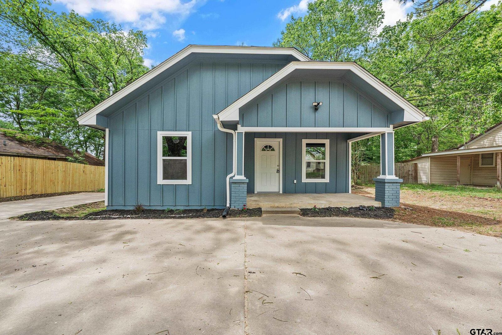 Property Photo:  702 S Walnut  TX 75494 