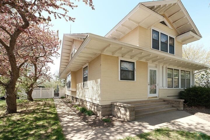 Property Photo:  237 2nd Avenue NE  IA 51250 