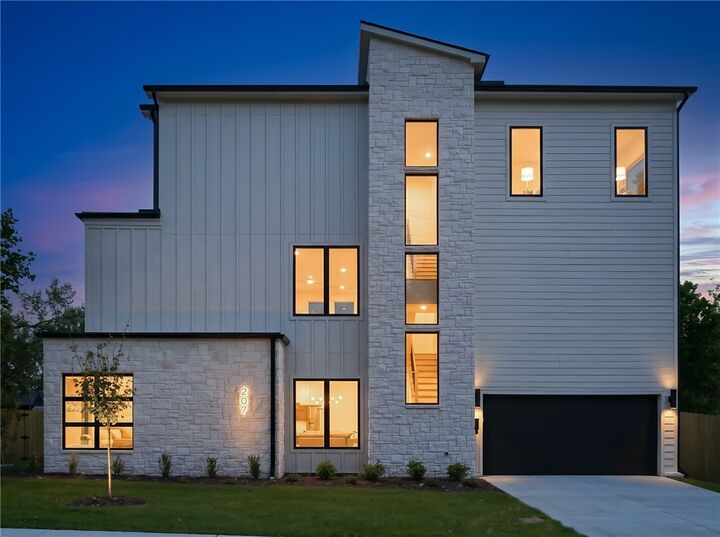 Property Photo:  207 NE H Street  AR 72712 