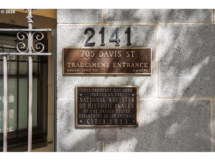 Property Photo: 2141 NW Davis St 301 OR 97210