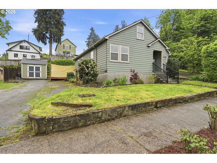 Property Photo:  1102 Center St  OR 97045 