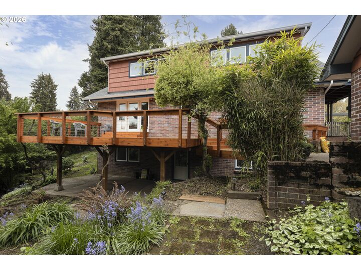 Property Photo:  540 NW 9th St  OR 97128 