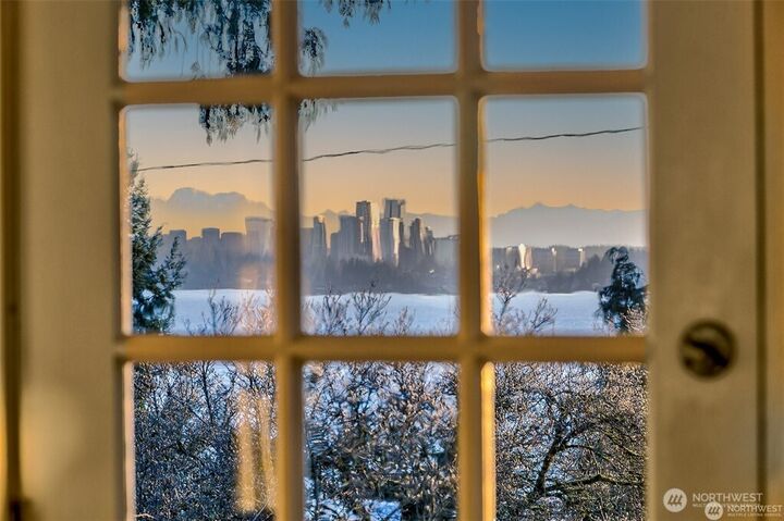 Property Photo:  707  Lake Washington Boulevard S  WA 98144 