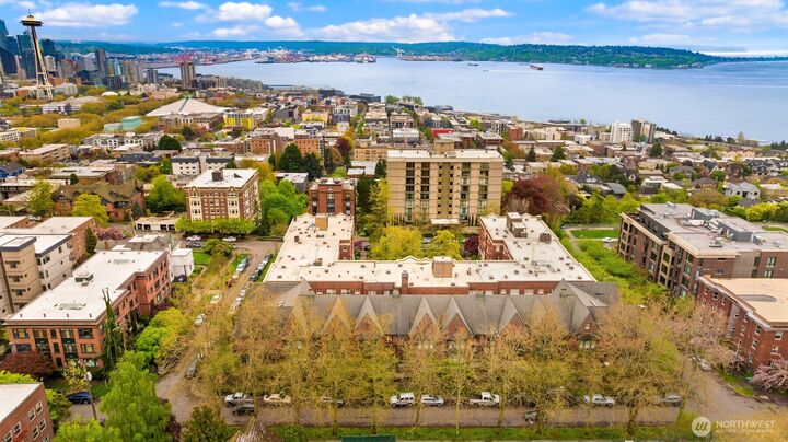 Property Photo:  111 W Comstock Street 111  WA 98119 