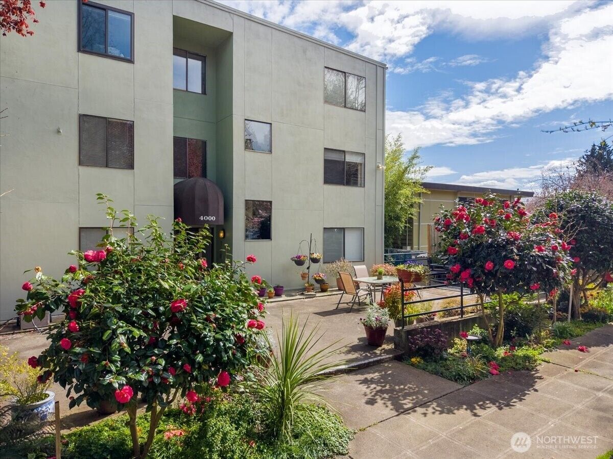Property Photo: 4000 24th Avenue W 202 WA 98199