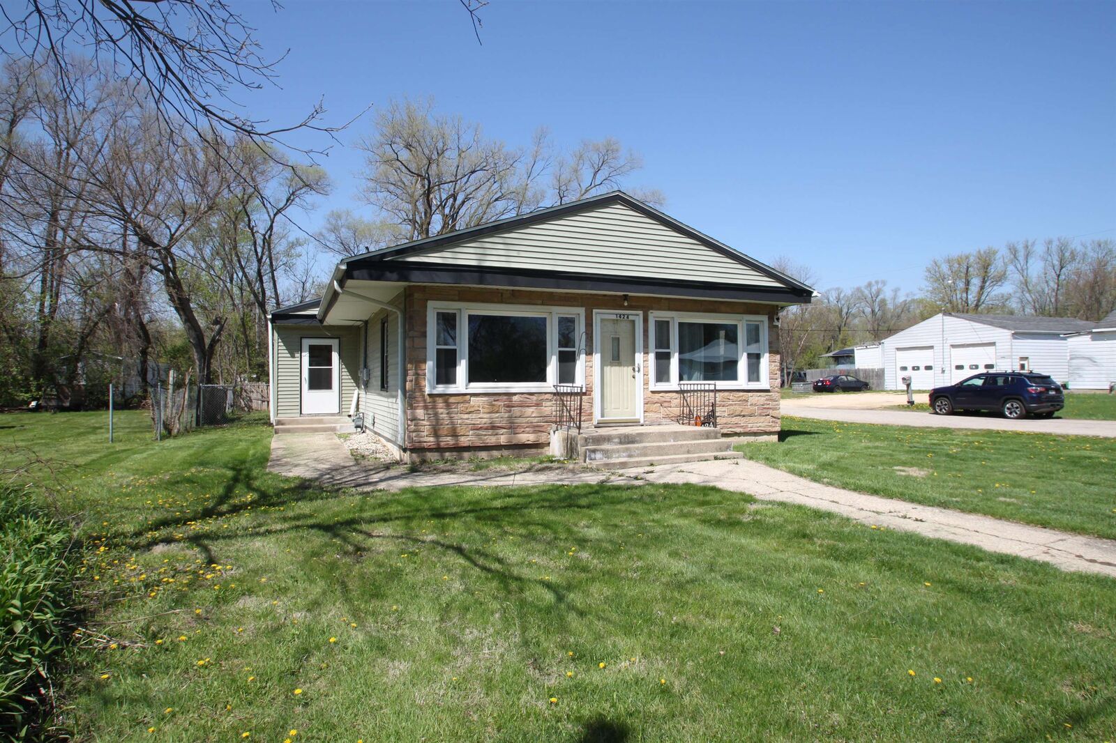 Property Photo: 1424 N Day Avenue IL 61101