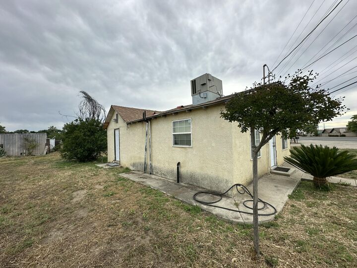 Property Photo:  1808 E Foster Drive  CA 93274 