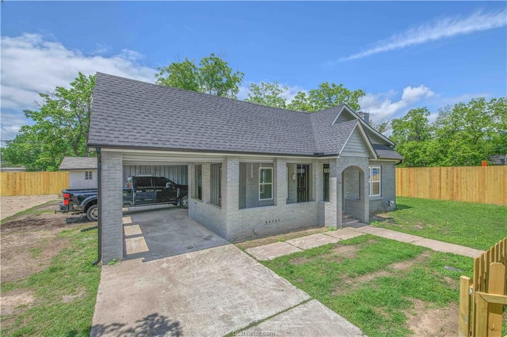 Property Photo:  902 Post Oak Street  TX 77859 