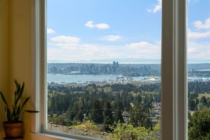 Property Photo: 353 Newdale Court BC V7N 3H3