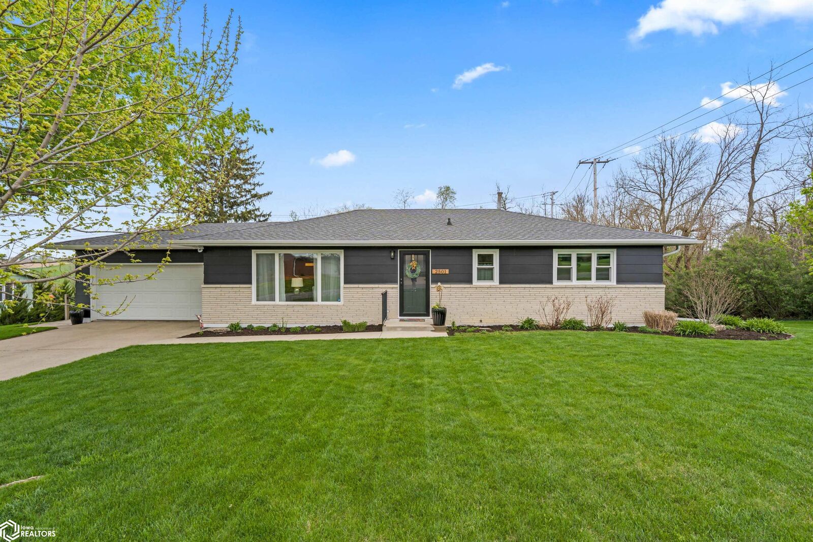 Property Photo:  2501 Reyclif Drive  IA 50158 