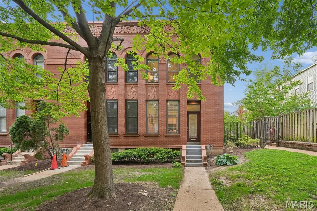 Property Photo:  10 Manhattan Mews  MO 63108 