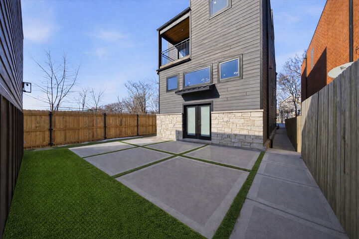 Property Photo:  2457 W Byron Street  IL 60618 