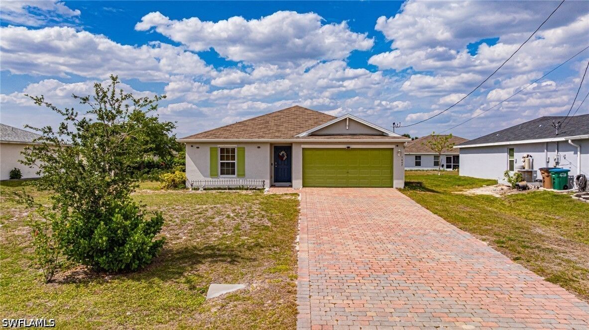 Property Photo:  1607 NE 35th Lane  FL 33909 