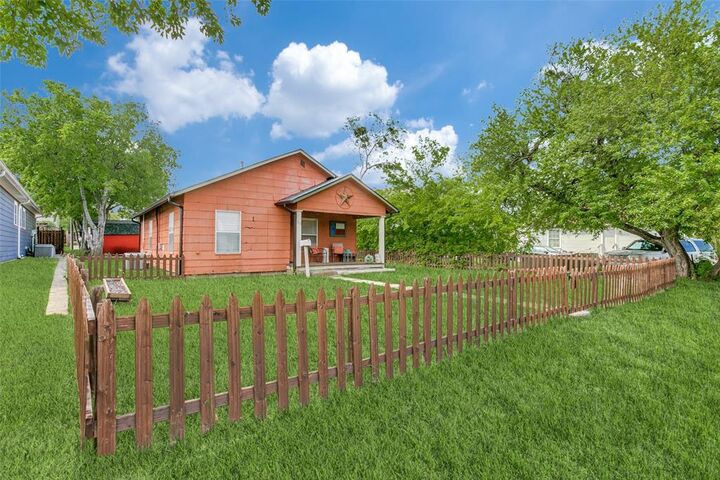 Property Photo:  612 E Wall Street  TX 76051 