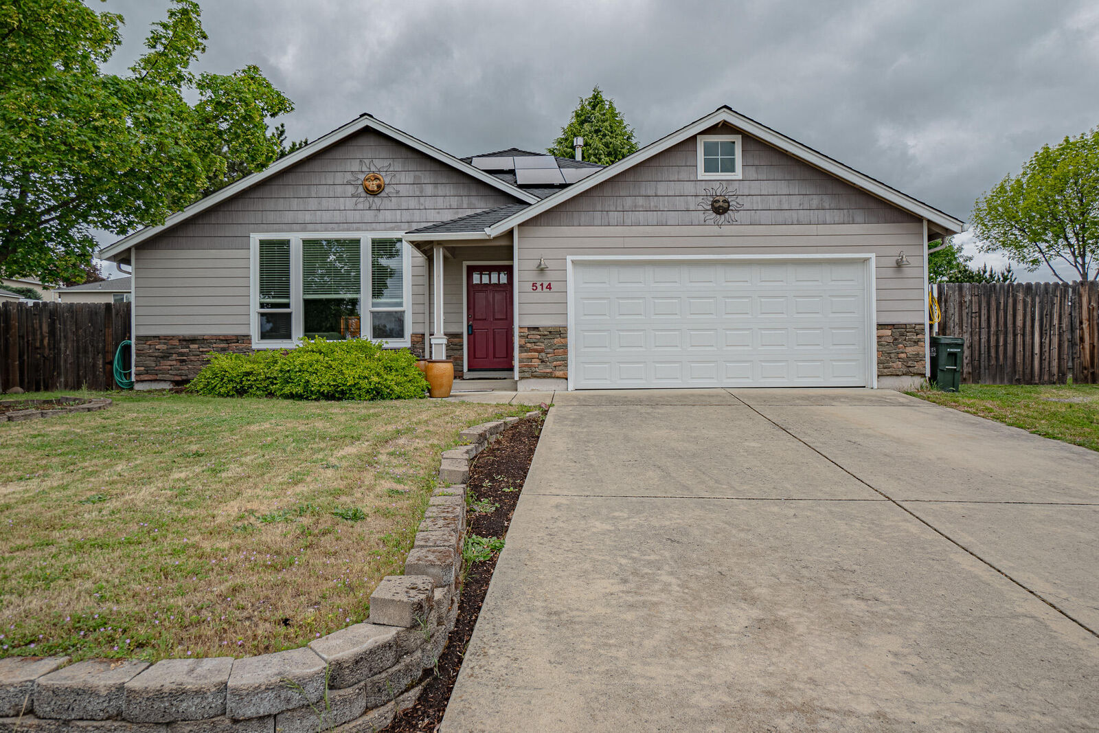 Property Photo: 514 Coventry Court OR 97524