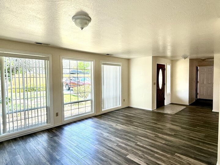 Property Photo:  3015 Milhoan Drive  OR 97504 