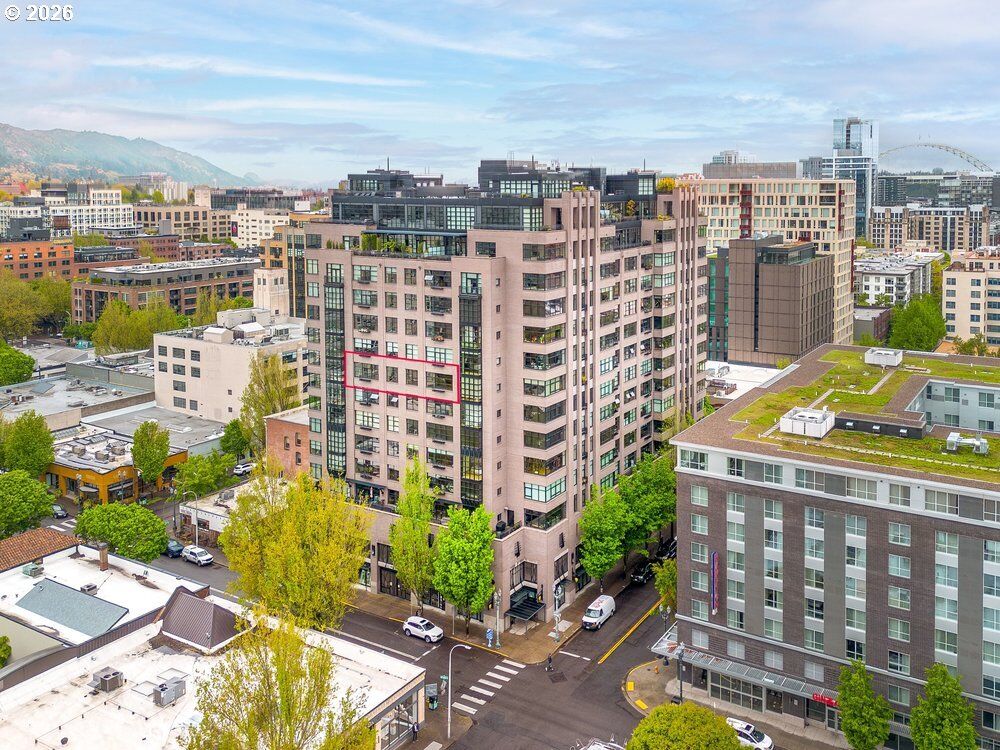 Property Photo:  333 NW 9th Ave 906  OR 97209 