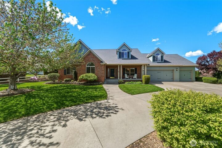 Property Photo:  1875 SE Sunflower Court  WA 99324 