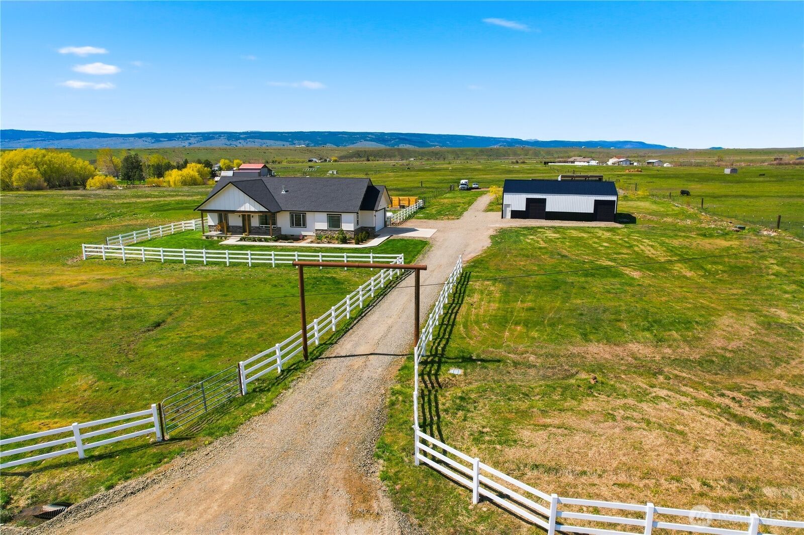 Property Photo:  2081  Howard Road  WA 98926 