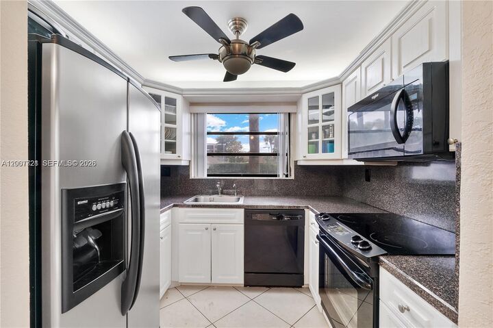 Property Photo:  1101 Colony Point Cir 101  FL 33026 