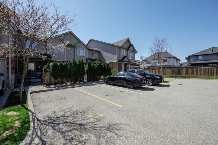 Property Photo: 1061 Eagletrace Drive 71 ON N6G 0T3