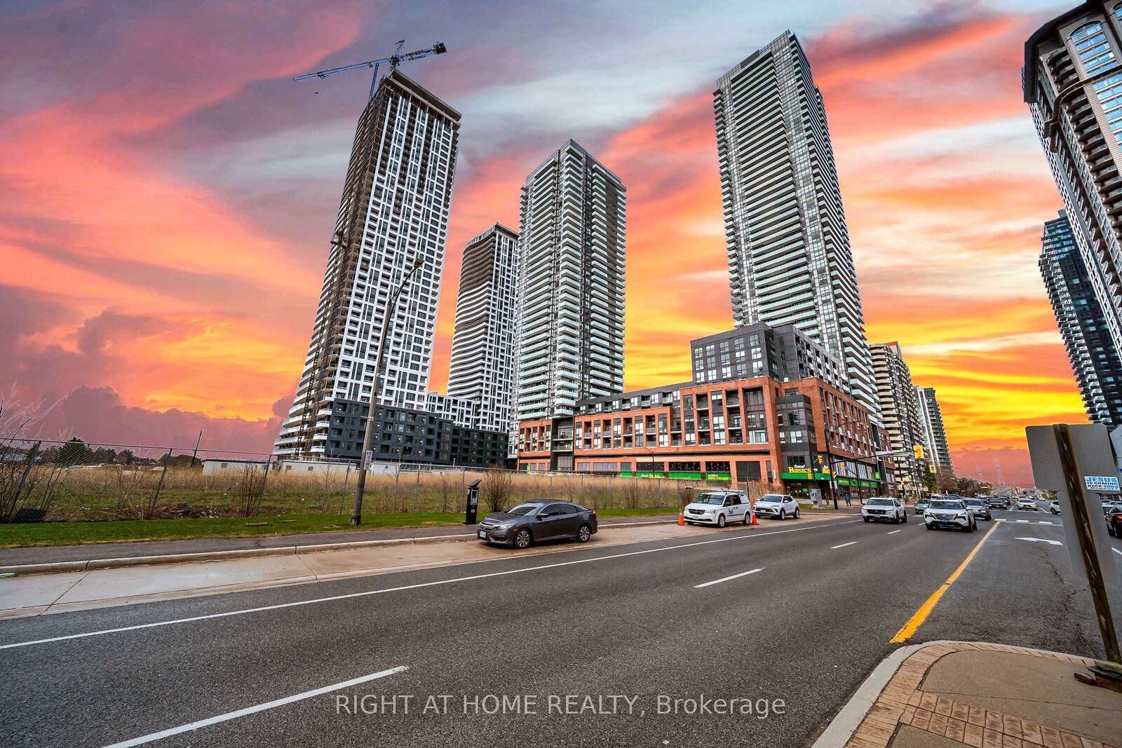 Property Photo: 4130 Parkside Village Drive 3504 ON L5B 0L7