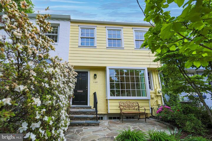 Property Photo:  1107 Powhatan Street  VA 22314 