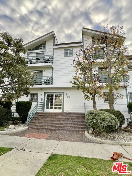 Property Photo:  11738 Mayfield  CA 90049 