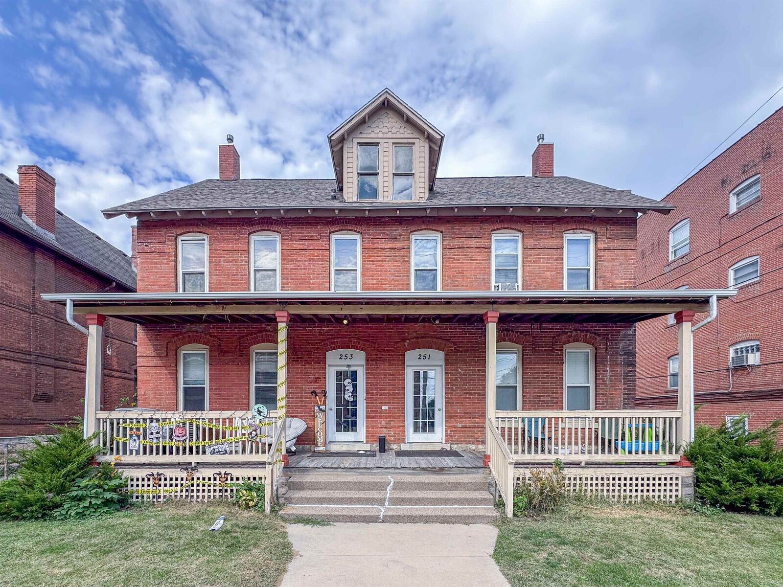 Property Photo:  251 W 17th Street 253 West 17th St  IA 52001 