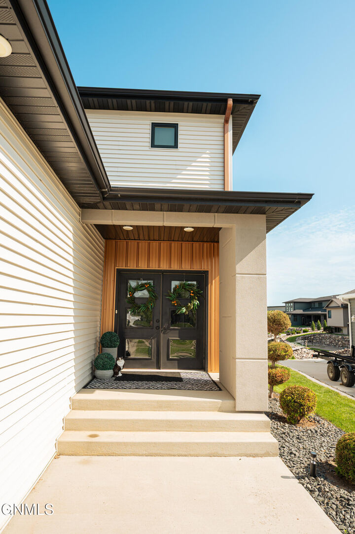 Property Photo:  2321 Bayview Court  ND 58554 