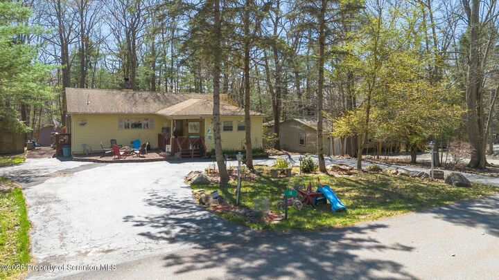 Property Photo:  18 Primrose Lane  PA 18424 