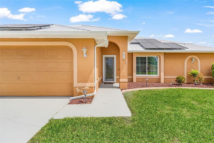 Property Photo:  1215 SE 27th Street  FL 33904 