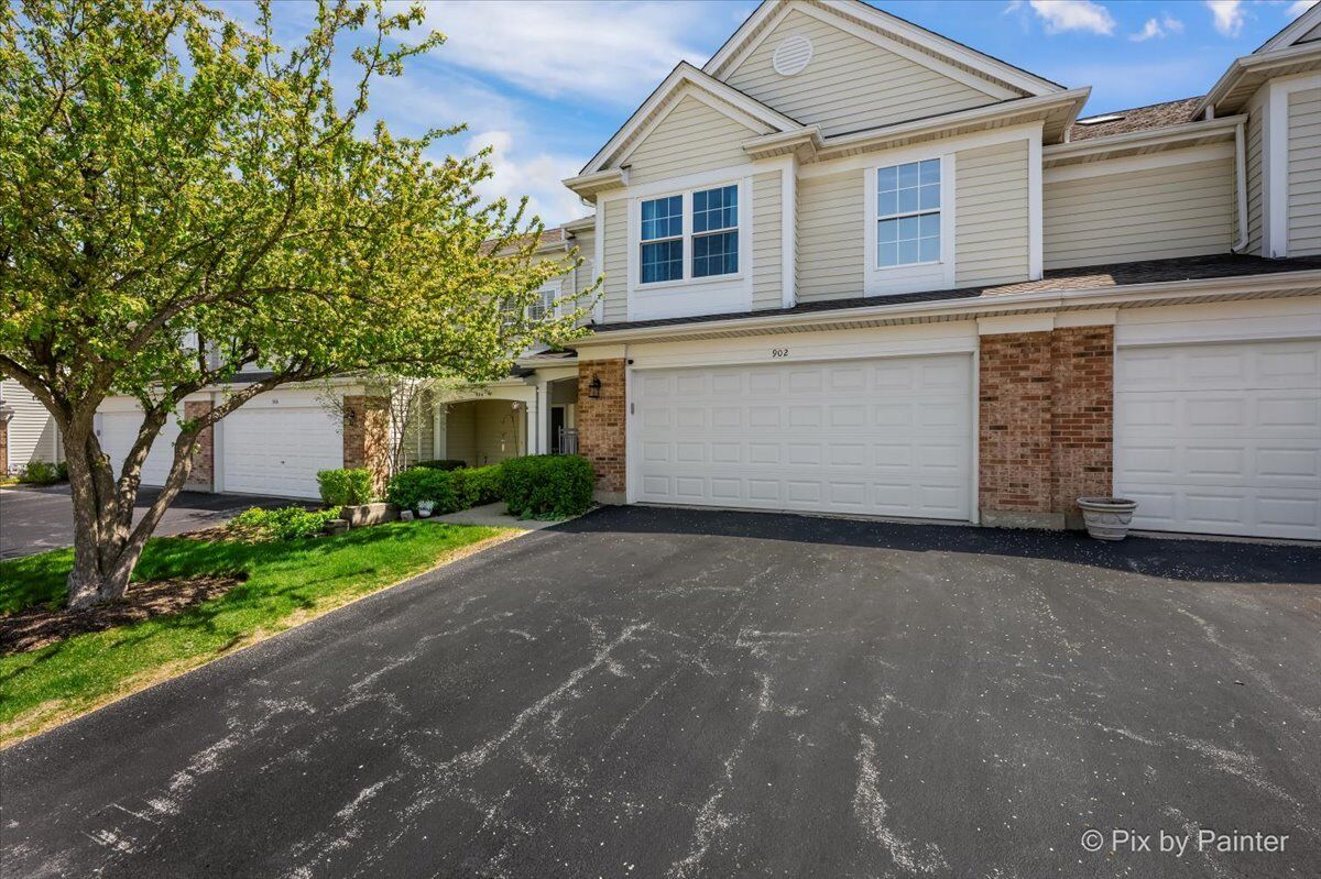 Property Photo:  902 Huntington Drive  IL 60007 